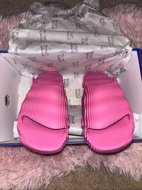 Chris Brown Pink Ribbed Slide Sandals